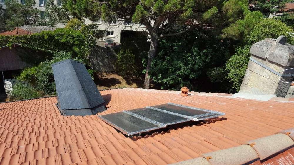 toit avec panneau solaire